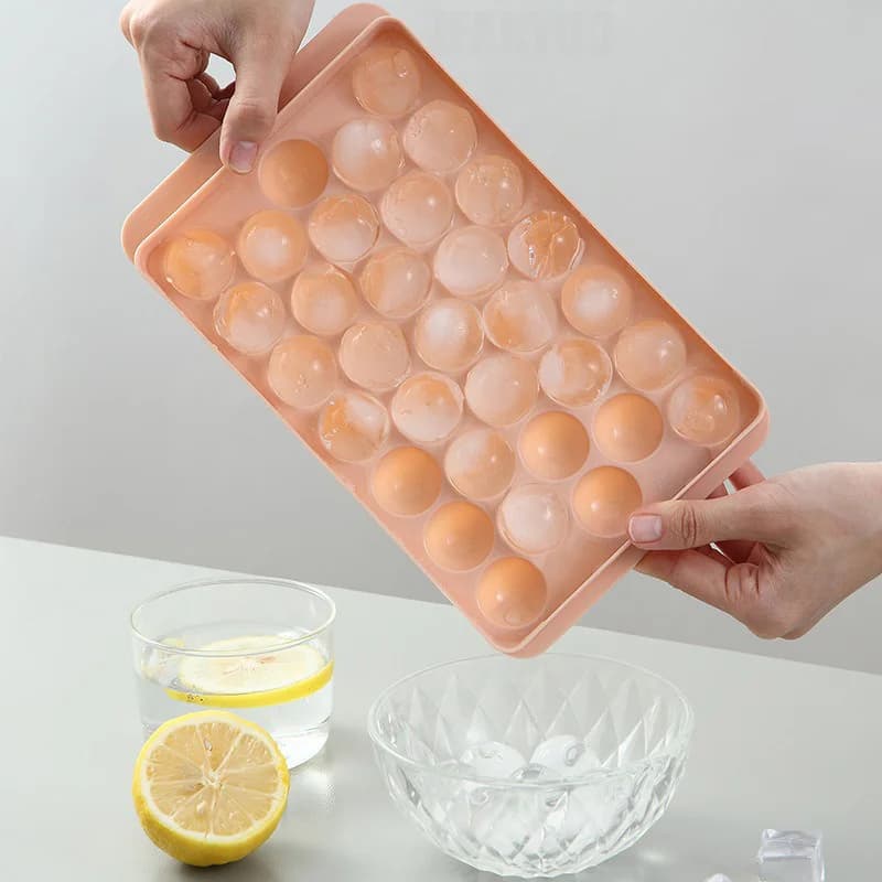 Forma na led s 33 dutinami, hokejové puky